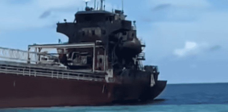 载有2名中国船员的货船MV DA HAO失火搁浅