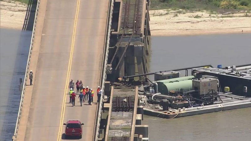 一驳船撞上加尔维斯顿大桥致墨西哥湾沿岸航道关闭