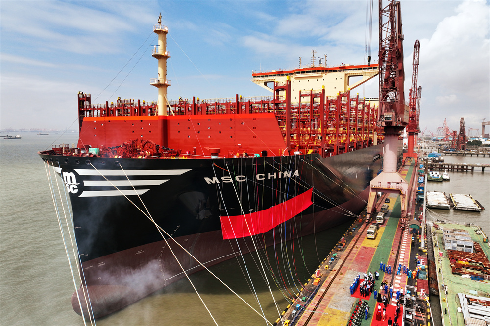 全球最大级别集装箱船“地中海·中国”号在沪交付