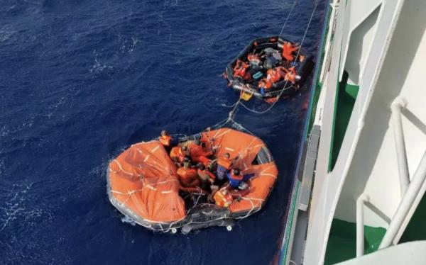 中国集装箱船救助落水船员