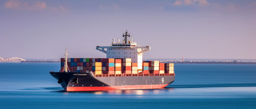 摄图网_600240661_海上的集装箱船(企业商用).jpg