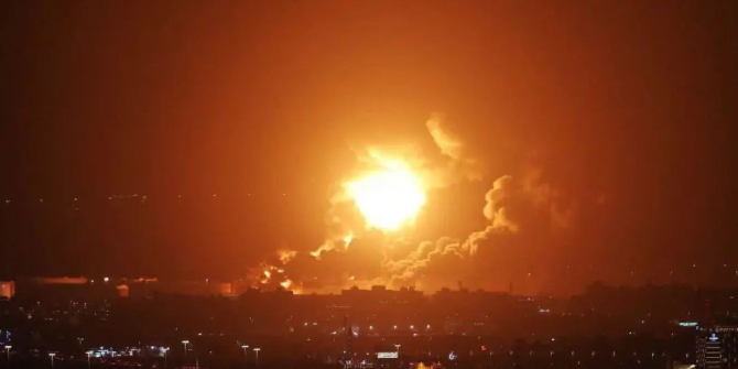 一美国货船被胡塞武装导弹击中