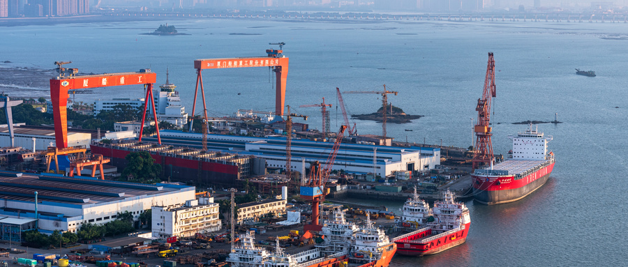 大量旧集装箱船等待拆解