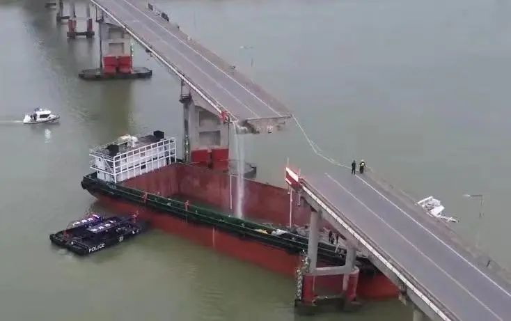 被撞断裂的沥心沙大桥