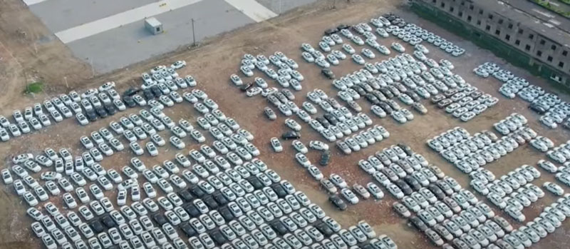 港口堆场停满了汽车
