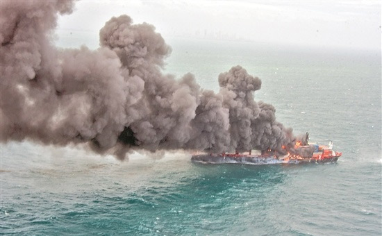 一艘马来西亚货船在新加坡海域着火