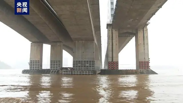 受损的九江大桥