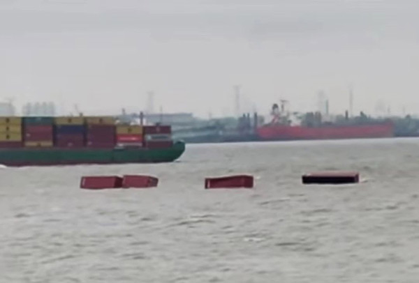 上海外港十余集装箱落水航道封闭