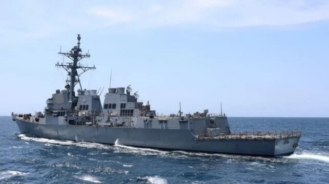 胡塞武装声称击中了美国军舰和散货船