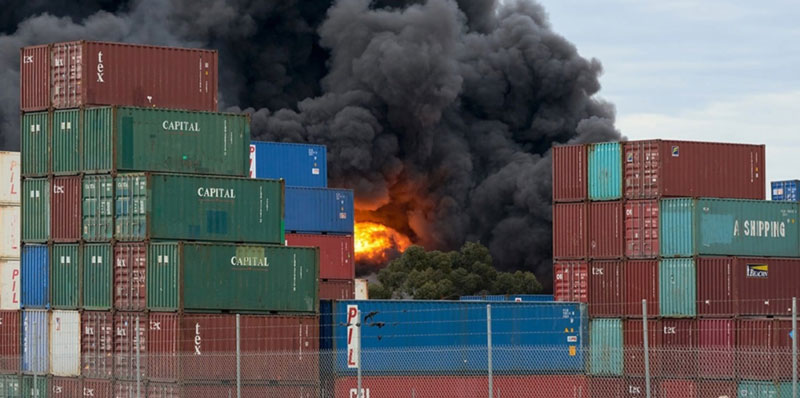 安特卫普港发生集装箱起火事故