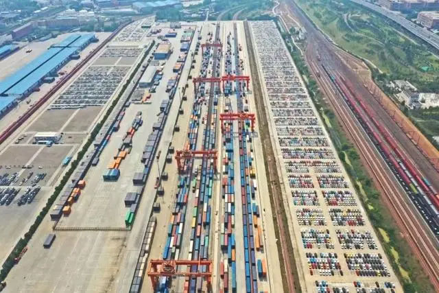 There are more than 50,000 types of goods in 53 categories carried by China-Europe freight trains