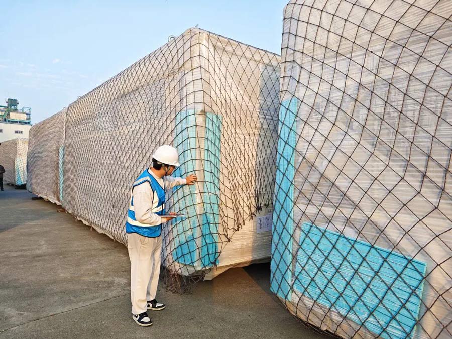 Scattered ships transport spacecraft