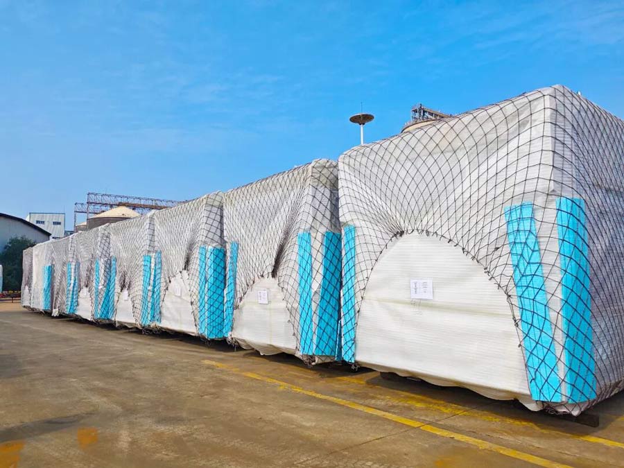 Bulk carrier carrying spacecraft