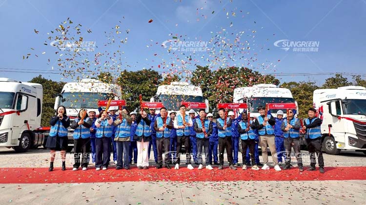 舜欣物流管理层参加储运事业中心新车下线剪彩仪式